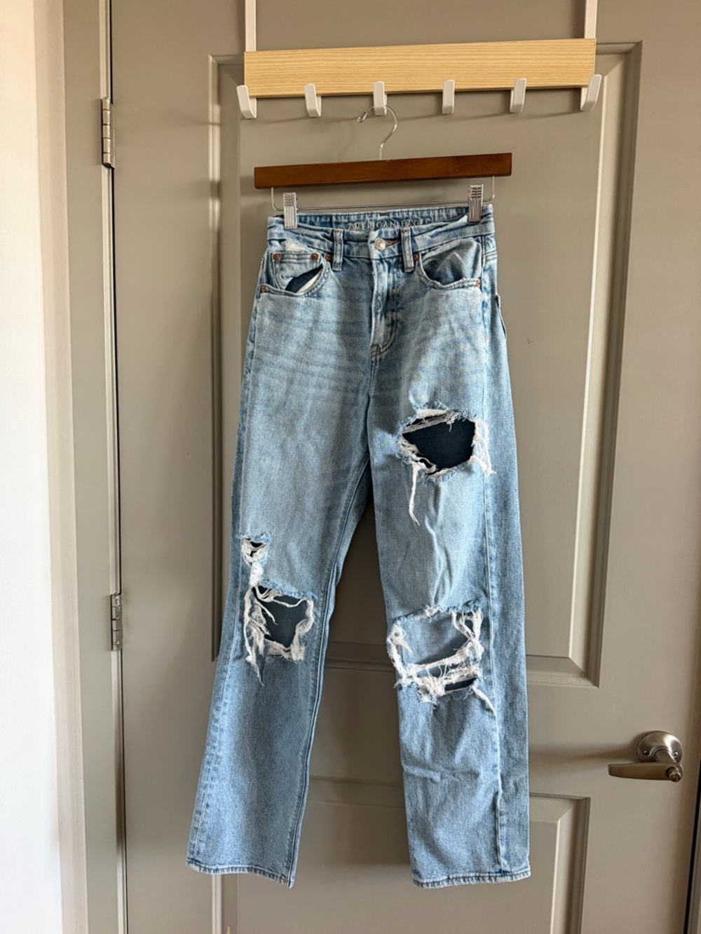 American Eagle Stretch Ripped Curvy ‘90s Straight Jeans